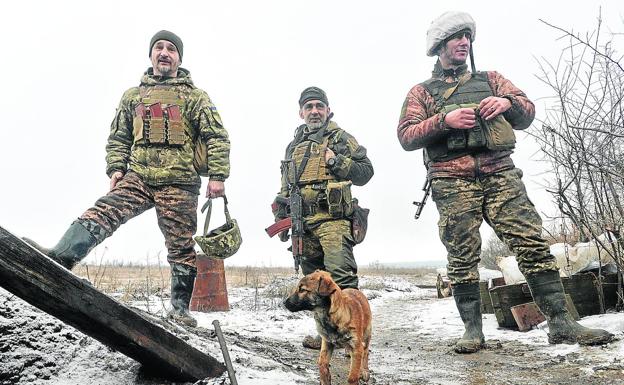 Miembros del Ejército ucraniano, en las inmediaciones de Pisky, un centro vacacional convertido hoy en una ciudad fantasma./reuters