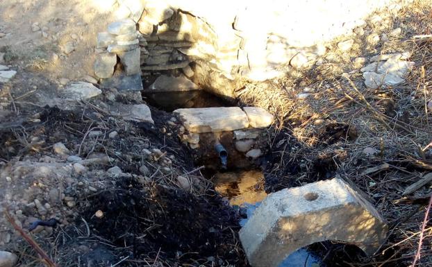 Los vecinos de Azares del Páramo recuperan la mítica Fuente de la Mora