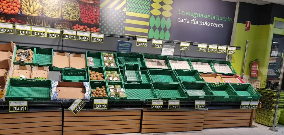 Los supermercados de León se vacían de productos básicos: lácteos, fruta, carne y pescado