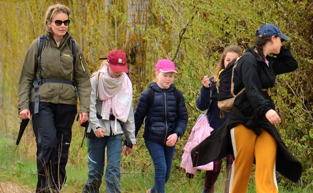 La reina junto a sus hijos durante el Camino de Santiago. /EFE