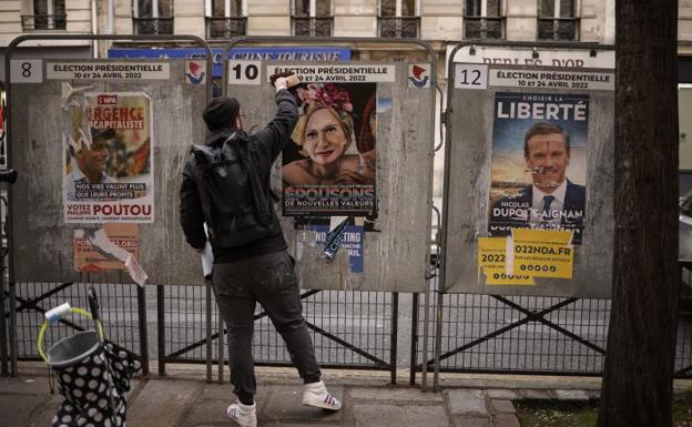 L'artiste de rue français Jaeraymie apposera une affiche électorale représentant le dessin animé 