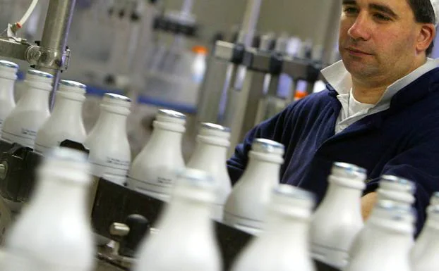 Un empleado en una fábrica de productos lácteos./Reuters