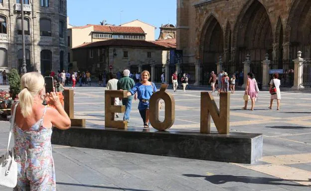 Unos turistas se han unas fotos en la plaza de Regla. /