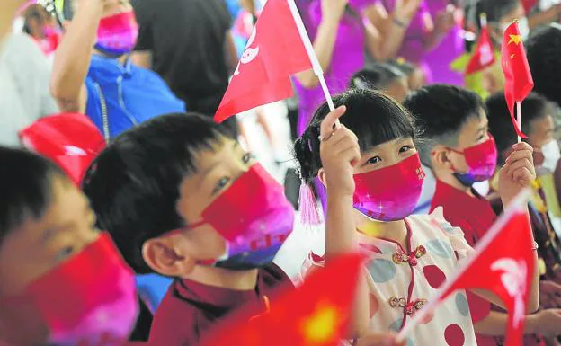 Niños con trajes tradicionales chinos participan en una ceremonia de celebración del veinticinco aniversario del traspaso de Hong Kong a China./Paul Yeung/reuters