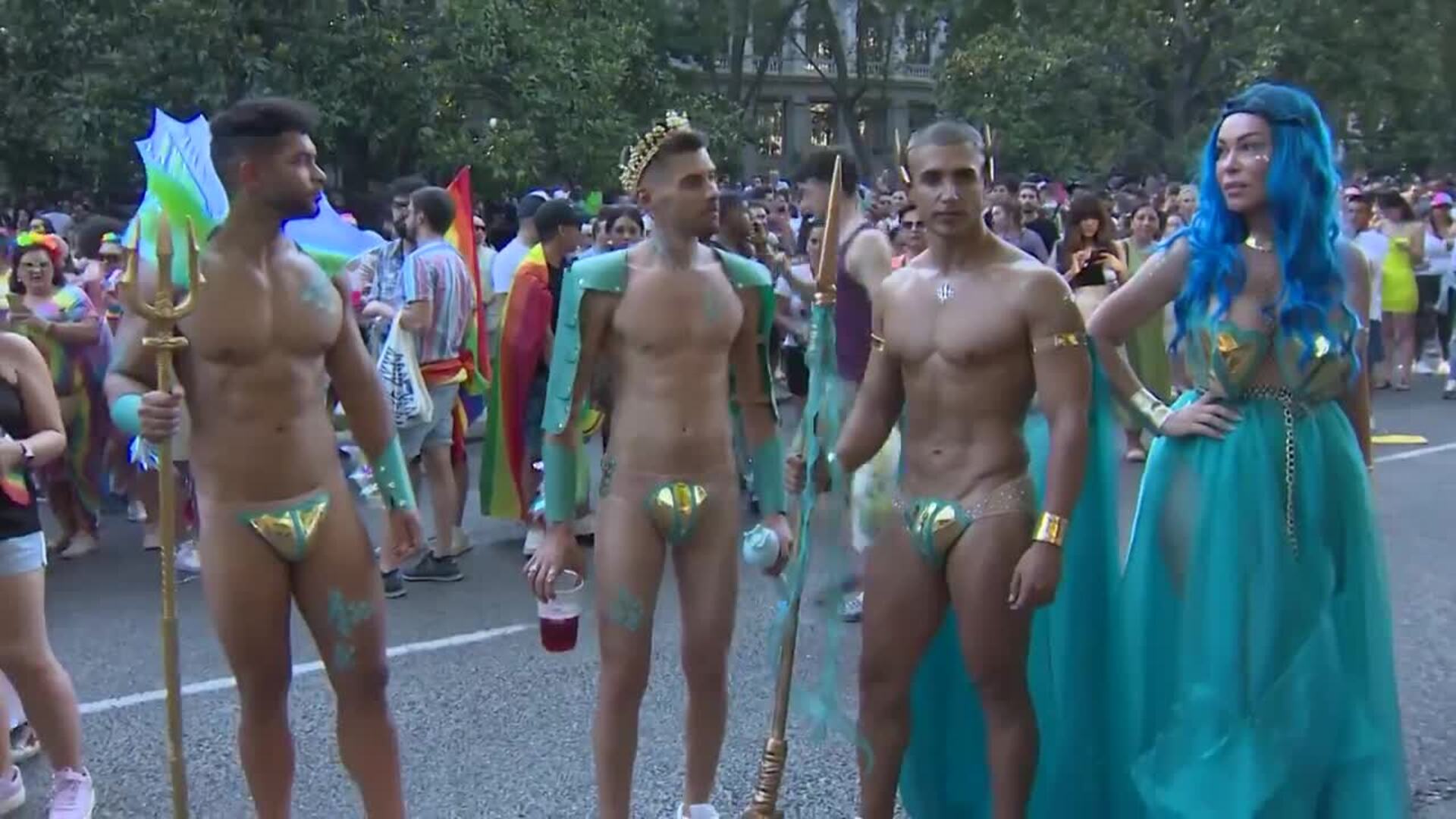 Cientos De Miles De Personas Salen A Las Calles De Madrid Para