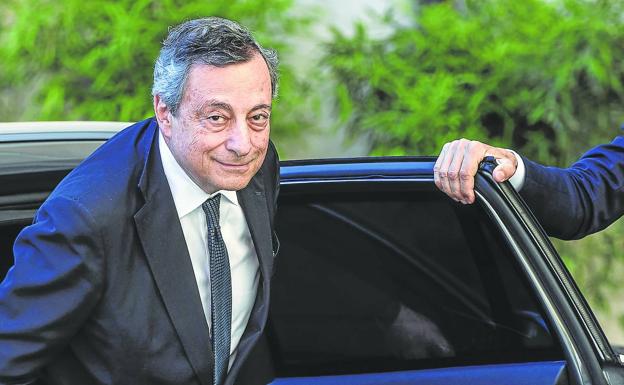 Draghi acudió ayer al funeral del veterano periodista italiano Eugenio Scalfari. /ANGELO CARCONI/efe