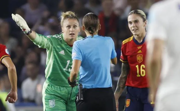 Mapei Lyon (R) And Goalkeeper Sandra Panos (L) Protest Against The French Referee.  /Efe