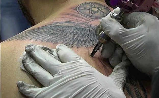 Un tatuador realiza un tatuaje. /RC