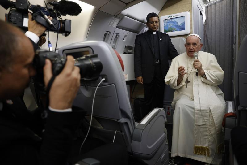 Francisco I ha ofrecido su rueda de prensa sentado durante el vuelo de regreso al Vaticano desde Canadá /efe