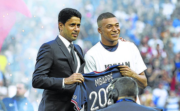 El empresario catarí Nasser al Khelaifi, presidente del PSG, celebra la renovación de Kylian Mbappé. El equipo francés lidera el podio de los clubes-estado junto al Manchester City o el Newcastle.