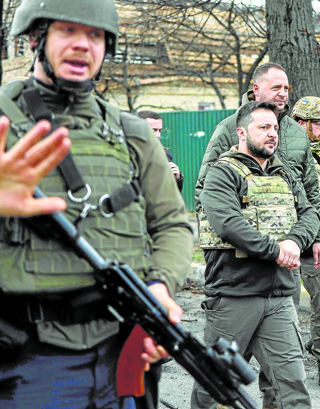Zelenski (derecha), en una visita en abril a Bucha/RONALDO SCHEMIDT / AFP