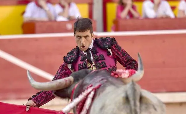 Javier Castaño, ante un toro de la ganadería de José Escolar en Pamplona. /