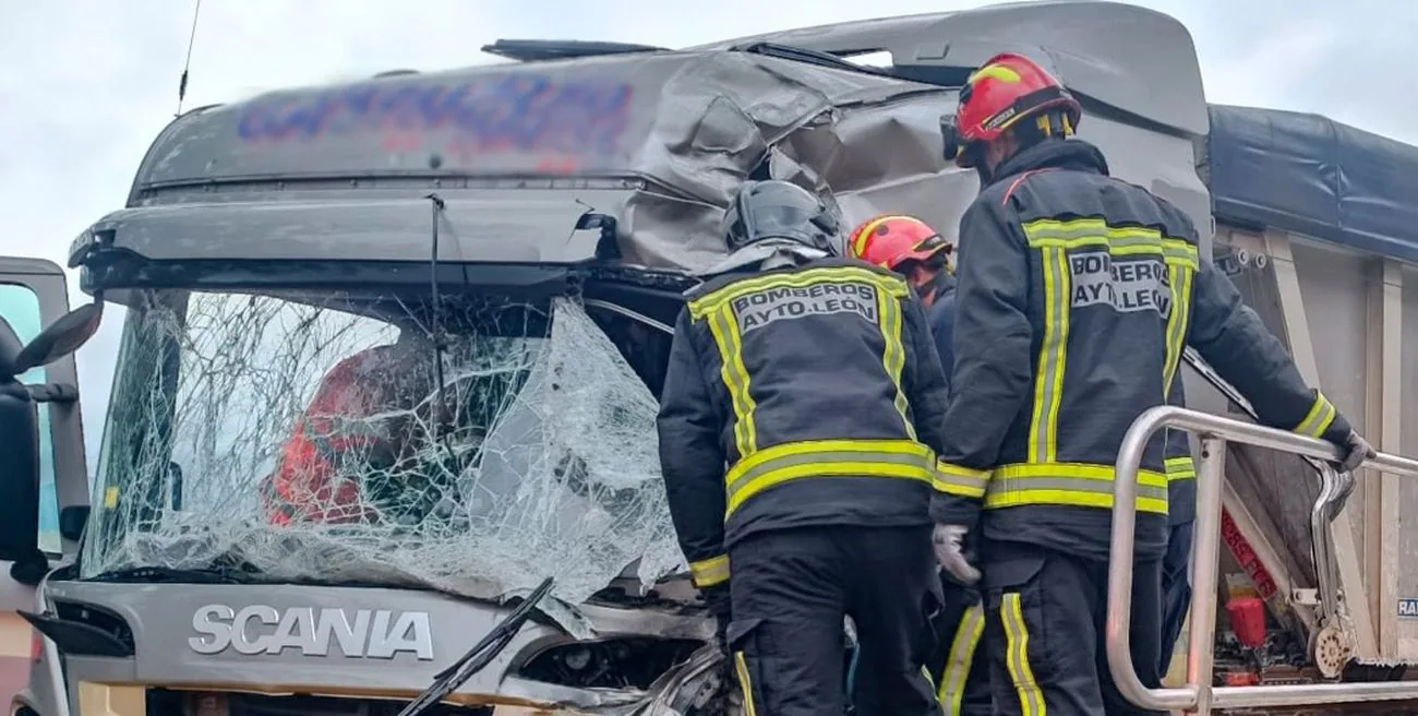 Bomberos de León intervienen en el rescate de la persona que ha resultado atrapada en un accidente en kilómetros 51 de la CL 626. 