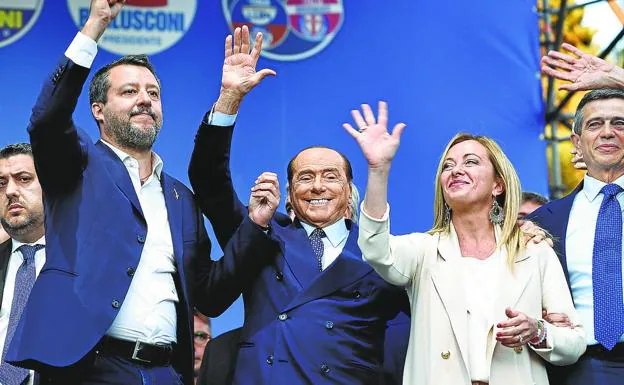 Salvini, Berlusconi e Meloni salutano durante la manifestazione di chiusura della campagna elettorale della coalizione di centrodestra in Piazza del Popolo. 