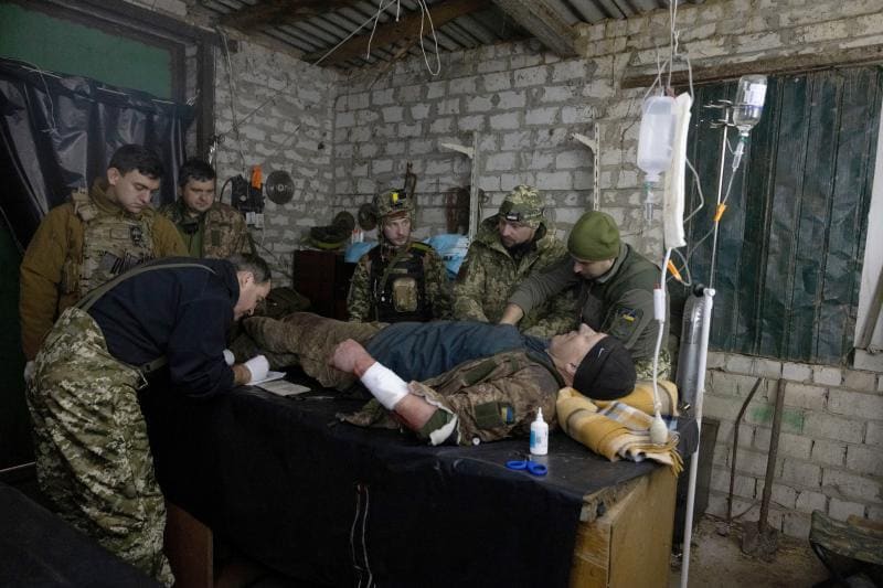 Un equipo médico interviene a un soldado ucraniano herido en Bajmut/efe