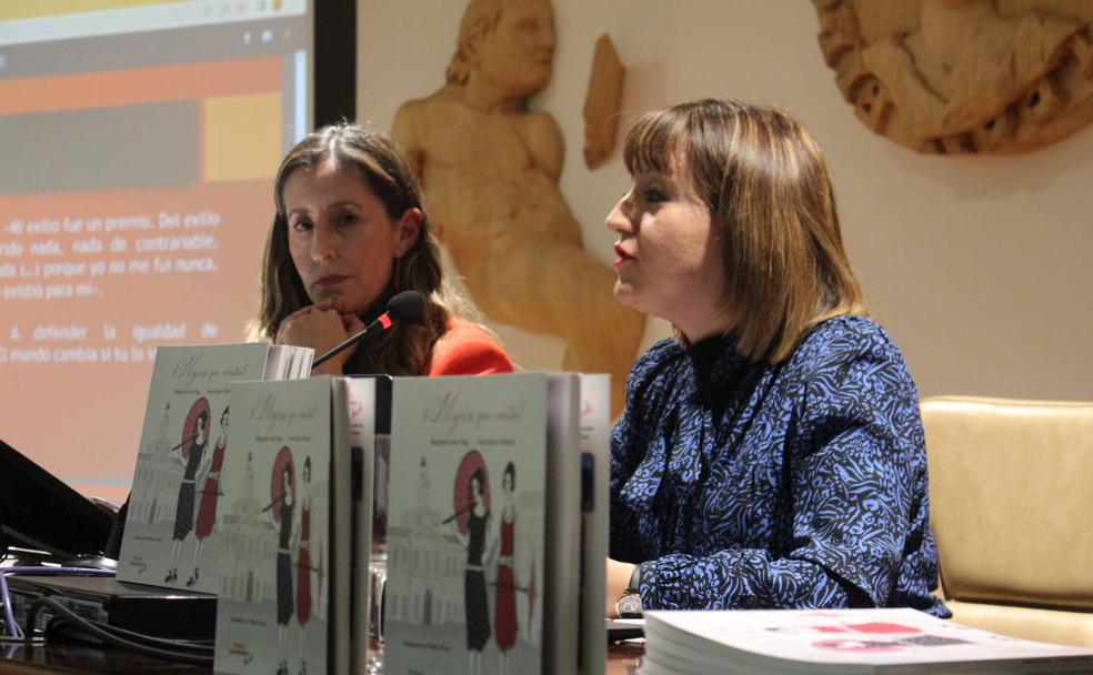 Las leonesas Margarita Cueto y Nuria Sánchez durante la presentación de su obra ¡Mujeres que cuentan!/