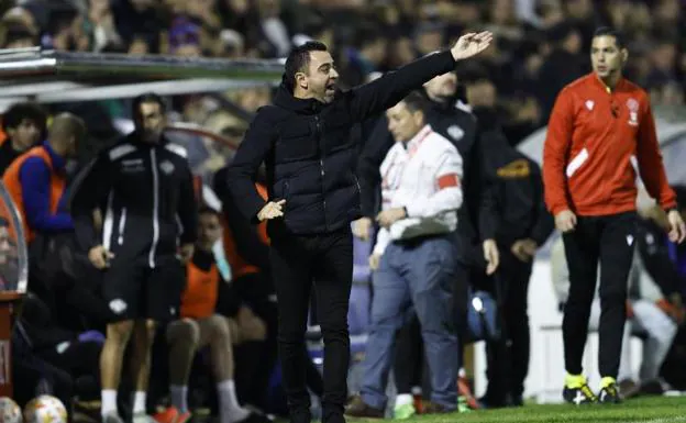 Xavi Hernández, durante el partido de Copa antre el Intercity en el Rico Pérez de Alicante. /efe