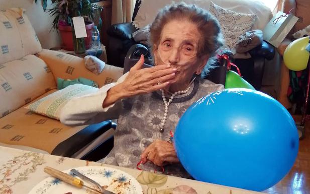 La 'abuela' de la comarca de Gordón cumple 104 años