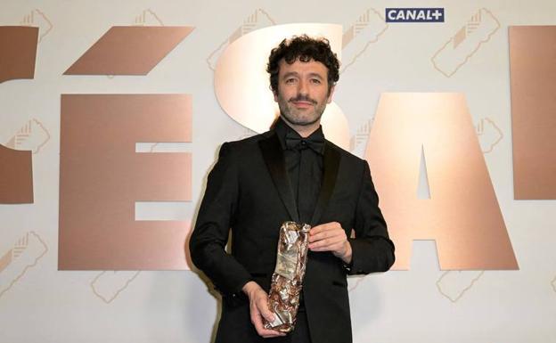 Rodrigo Sorogoyen, con el César a la mejor película extranjera conseguido por 'As bestas'./Afp